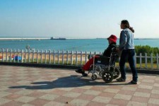 如皋八旬老人推轮椅带老伴游中国(为了方便推轮椅带老伴出门)