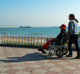 如皋八旬老人推轮椅带老伴游中国(为了方便推轮椅带老伴出门)